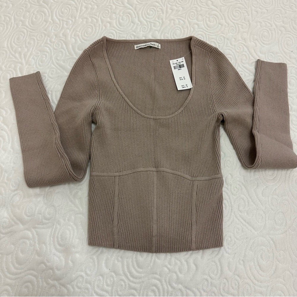 NWT Abercrombie & Fitch Ribbed, Fitted, Long Sleeve Women’s Sweater Size S.